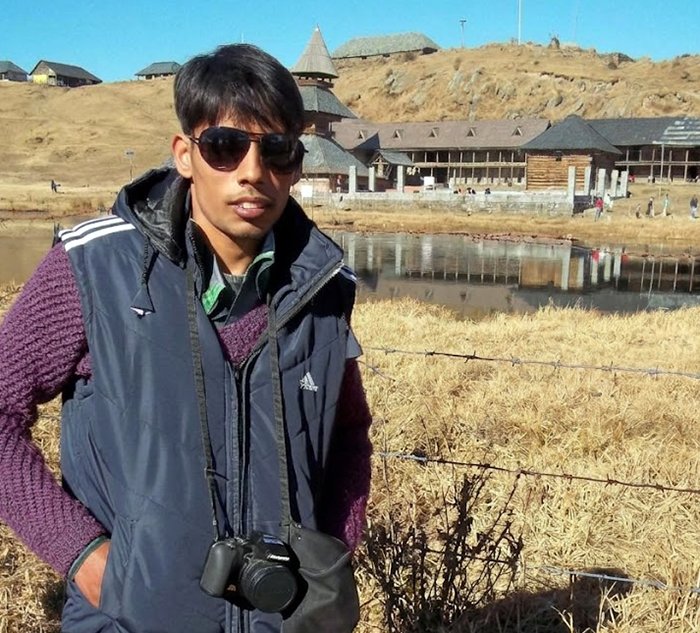 Holding Olympus SP565UZ