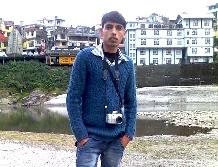 Holding Olympus C-740UZ